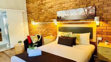 Queen Studio | Desk, blackout drapes, iron/ironing board, free WiFi