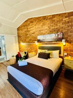 Queen Studio | Desk, blackout drapes, iron/ironing board, free WiFi