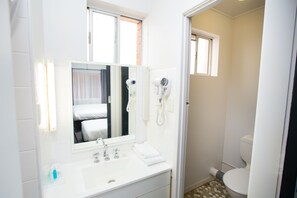 Queen Economy Motel Room | Bathroom | Shower, free toiletries, towels