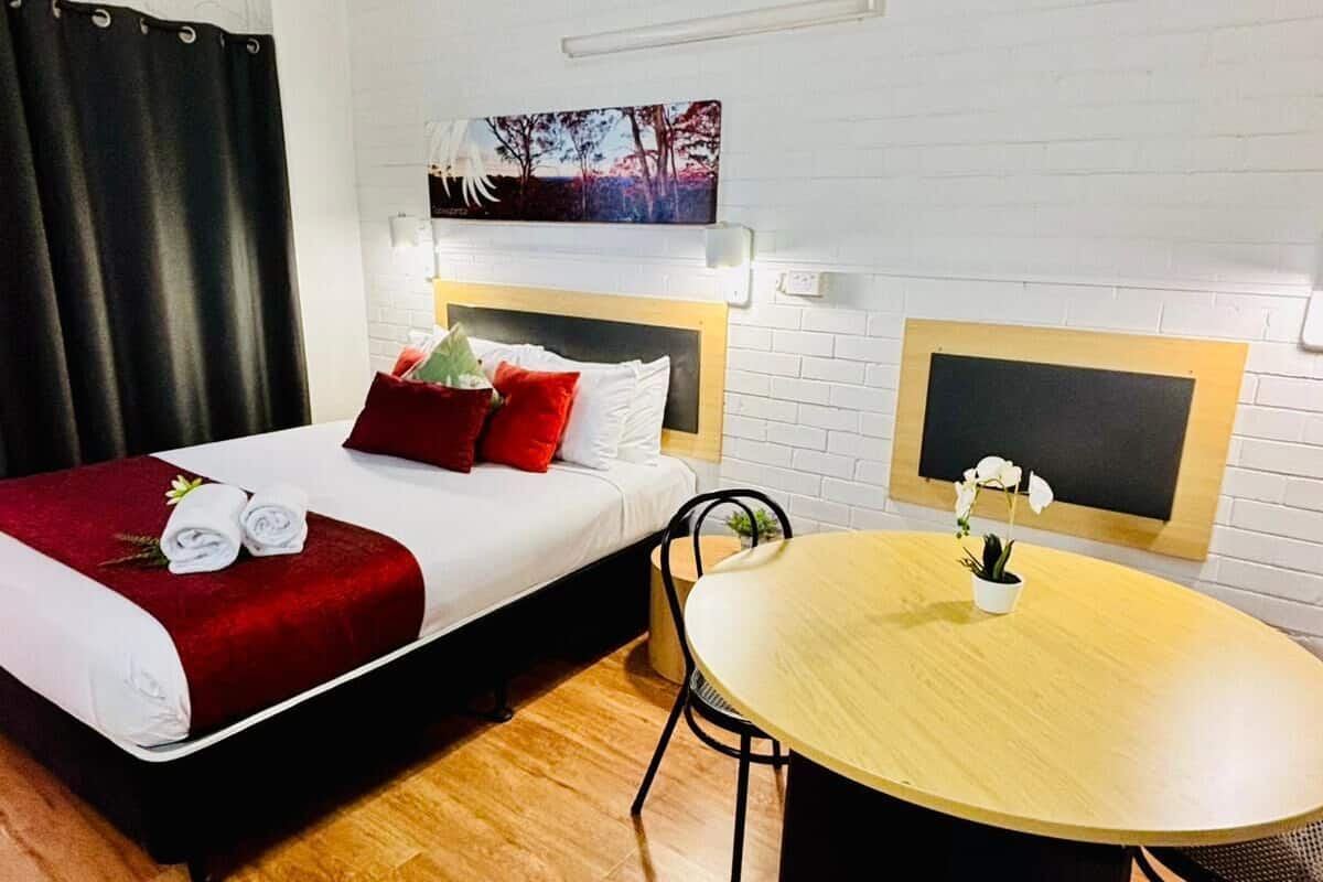 Queen Studio | Desk, blackout drapes, iron/ironing board, free WiFi