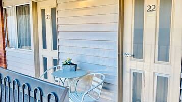 Queen Single Kitchnette | Terrace/patio