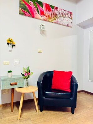 مكتب وستائر تعتيم ومكواة/لوح كي وواي فاي مجان ًا