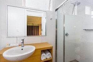 Shower, free toiletries, towels