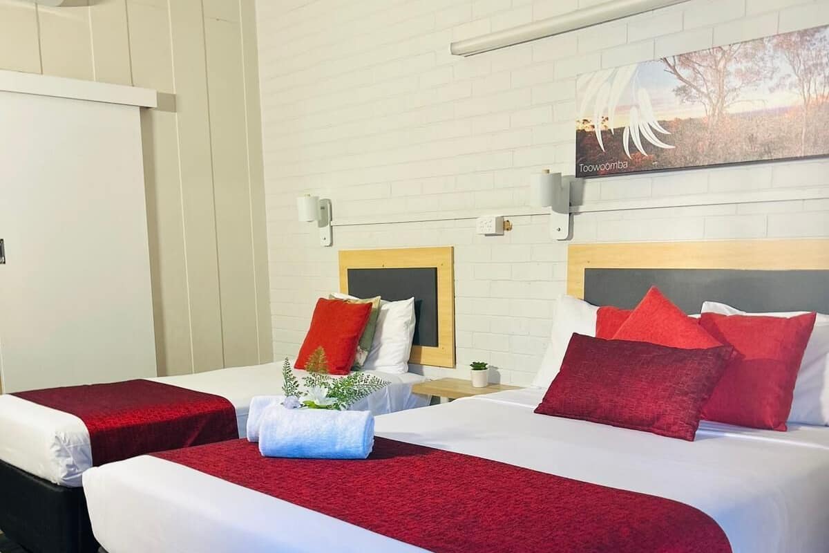 Queen Single | Desk, blackout drapes, iron/ironing board, free WiFi