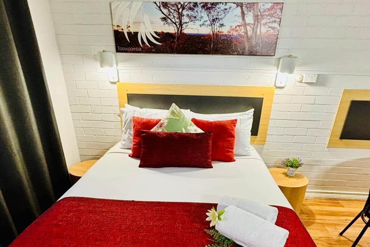 Queen Studio | Desk, blackout drapes, iron/ironing board, free WiFi