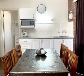 Family Apartment, 2 Bedrooms, Kitchen, Pool View | Private kitchen - Central Motel Mildura (Mildura)