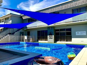 Outdoor pool, open 8:00 AM to 9:00 PM, pool umbrellas, pool loungers - Central Motel Mildura (Mildura)
