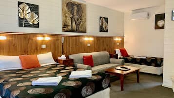 Executive Twin Room, Multiple Beds, Microwave, Ground Floor | Individually decorated, desk, laptop workspace, blackout drapes