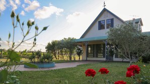 Cottage 4, 4 Bedroom with Vineyard and Garden View | Front of property - Emmas Cottage Vineyard (Lovedale)