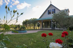 Cottage 4, 4 Bedroom with Vineyard and Garden View | Front of property