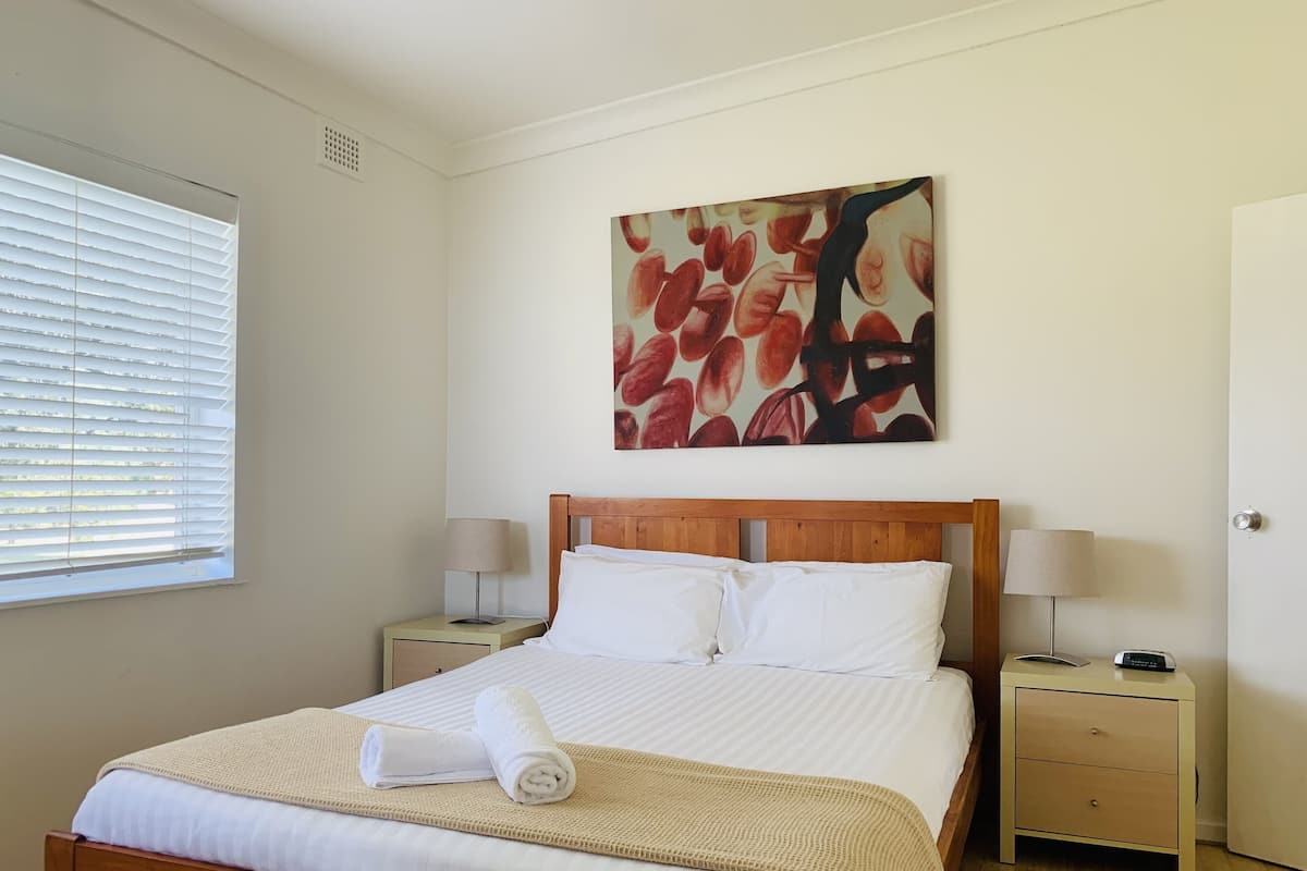 Iron/ironing board, cots/infant beds, bed sheets