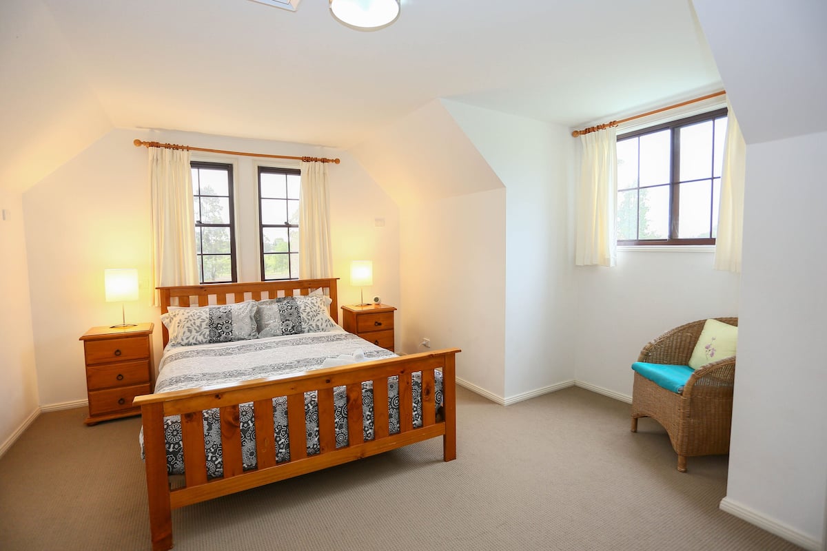 Iron/ironing board, cots/infant beds, bed sheets