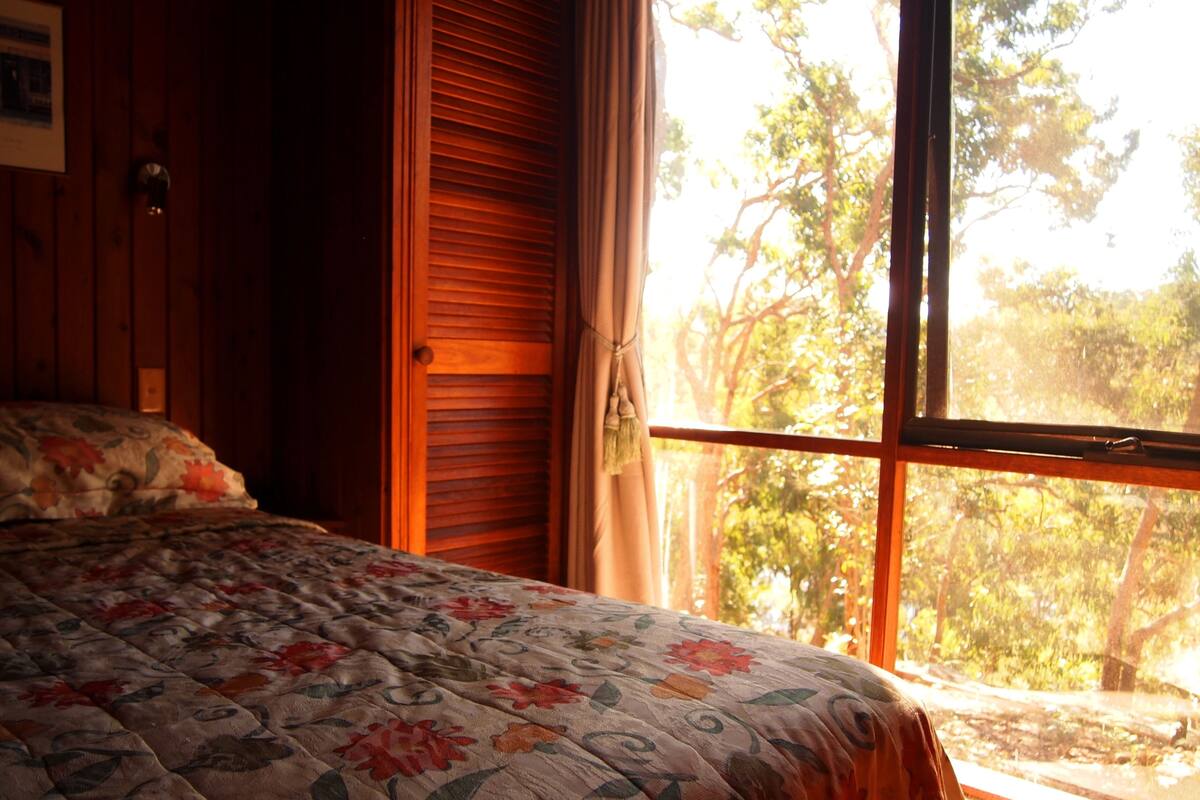 Standard Room, Non Smoking, Balcony (Riverbend) | 1 bedroom, desk, WiFi (free), bed sheets