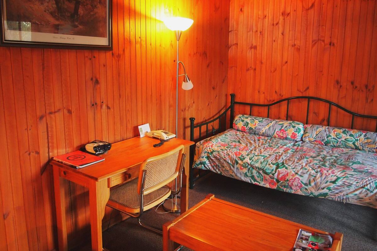 1 bedroom, desk, WiFi (free), bed sheets