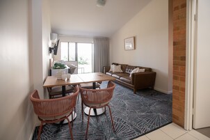 Suite estándar, varias camas, no fumadores, baño privado | Zona de estar