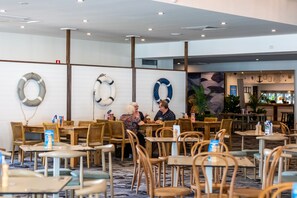 Déjeuner et dîner servis sur place