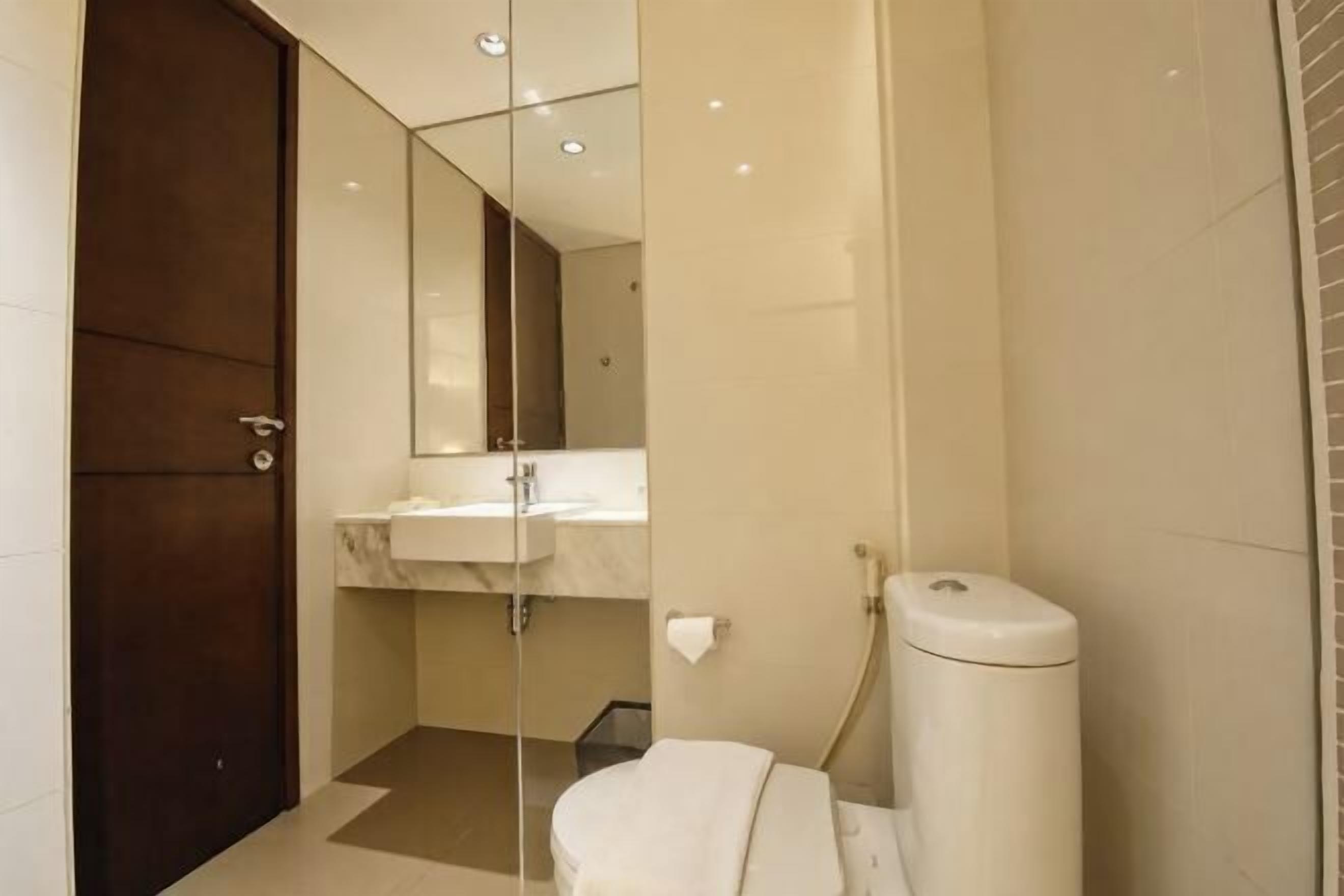 Regadera, amenidades de baño gratuitas, pantuflas, toallas 