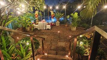 Ropa de cama de alta calidad y caja de seguridad en la habitación