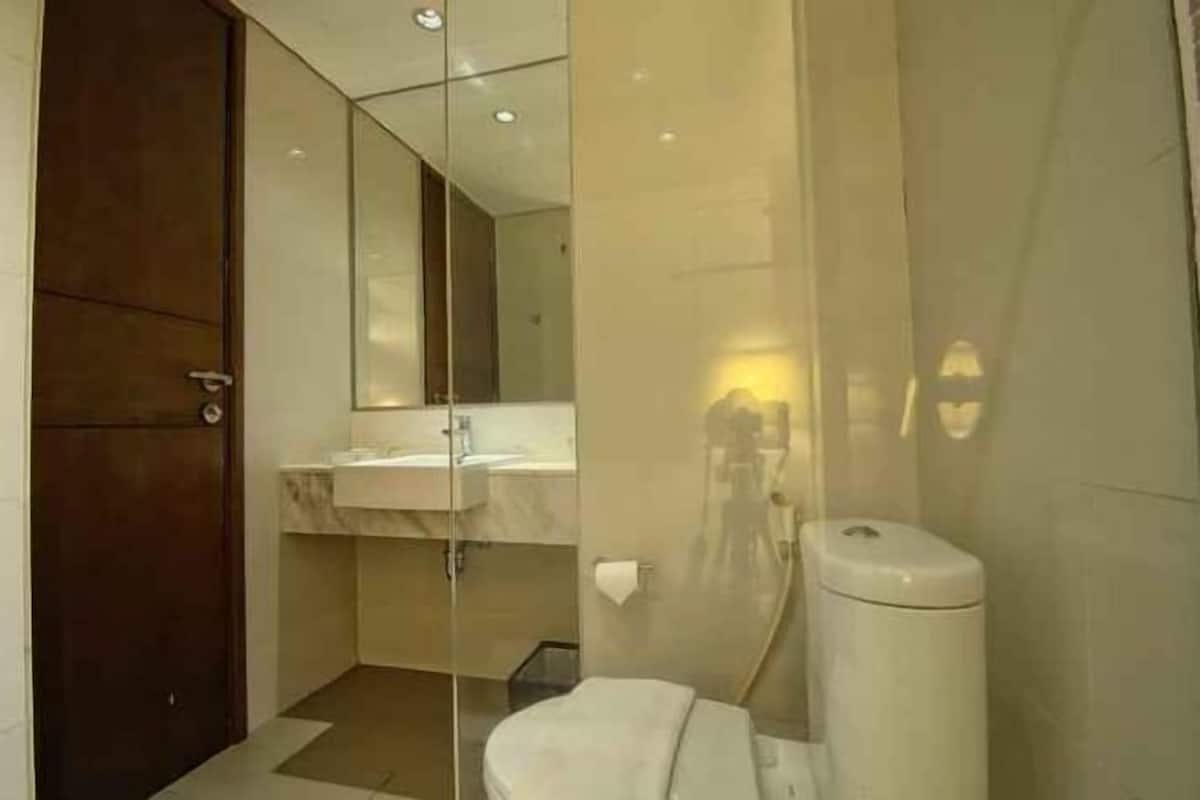 Bathroom | Shower, free toiletries, slippers, towels