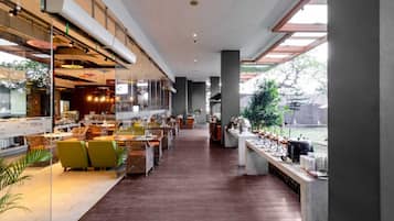 供應早餐、午餐和晚餐,亞洲料理