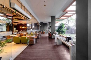 Aperto a colazione, pranzo e cena, cucina asiatica