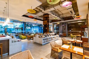 Aperto a colazione, pranzo e cena, cucina asiatica