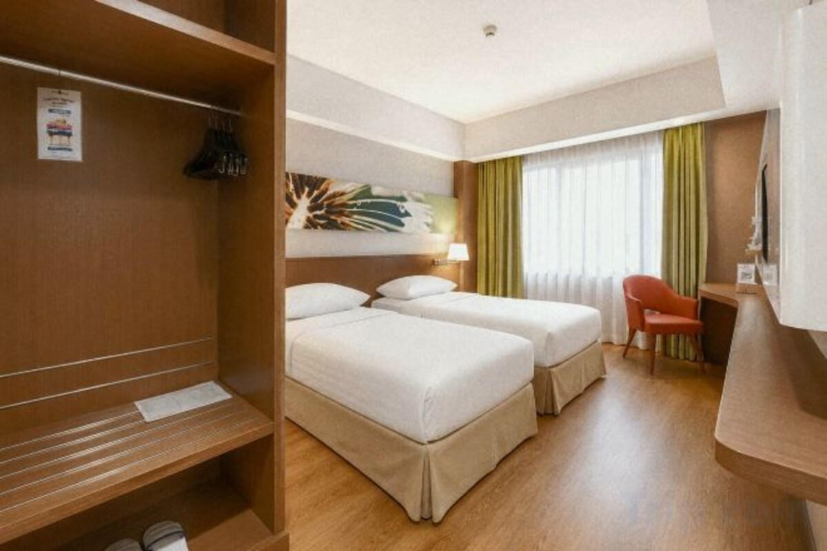 Premium bedding, in-room safe, laptop workspace, free WiFi