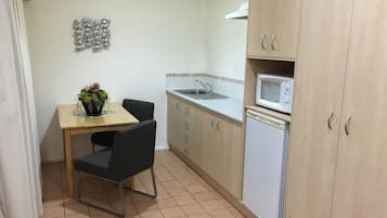 Standard Δωμάτιο, Μη Καπνιστών, Κουζινούλα (4 Star Spa/Balc/Lakeview) | Γεύματα στο δωμάτιο