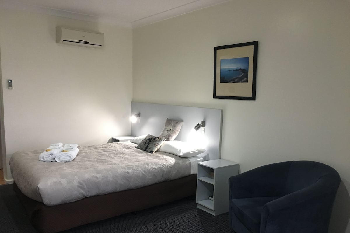 Standaard kamer, niet-roken, kitchenette (4 Star Del/Bal/Lakeviews) | Een strijkplank/strijkijzer, gratis wifi