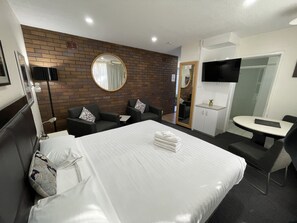 Habitación Deluxe, 1 cama King size | Tabla de planchar con plancha y wifi gratis 