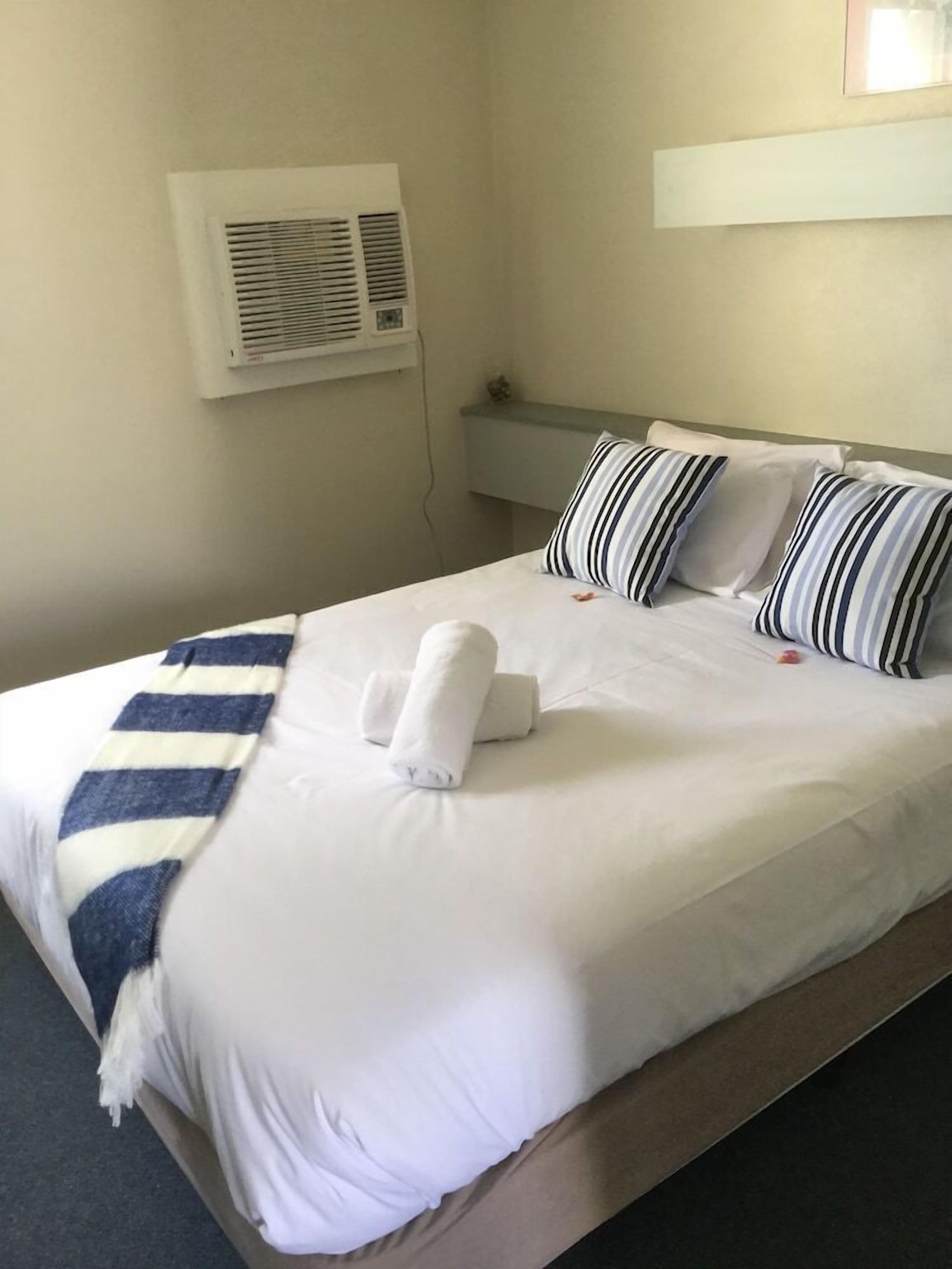 Bügeleisen/Bügelbrett, kostenlose Babybetten, WLAN