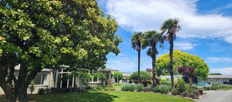 ยู สตูดิโอส์ มาสเตอร์ตัน, ชัวร์สเตย์ คอลเลกชัน บาย บีดับเบิลยู