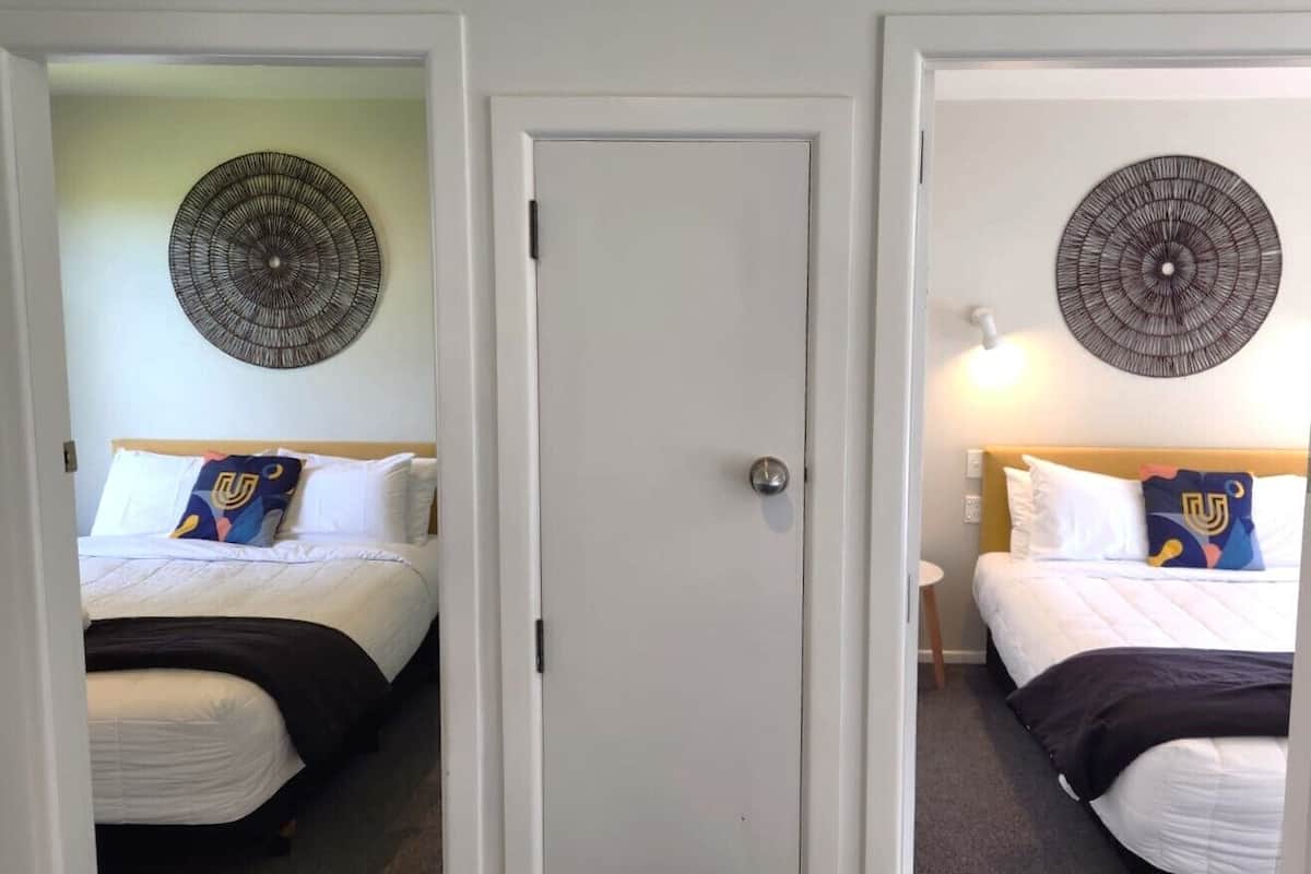 2 Bedroom Queen Apartment | Living area | Flat-screen TV