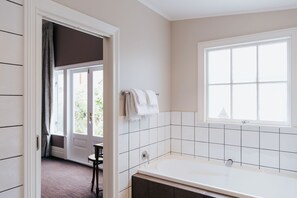 Bathroom - Pomeroy's on Kilmore (Christchurch)