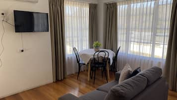 ๋ญ์
๋ฆฌ๋ฃธ, ๊ธ์ฐ, ๋ฐ์ฝ๋ (Spa Suite) | ์๋ง ์ปคํผ, ๋ค๋ฆฌ๋ฏธ/๋ค๋ฆฌ๋ฏธํ, ๋ฌด๋ฃ WiFi, ์นจ๋ ์ํธ