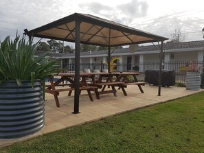 BBQ/picnic area - Timbertown Motel (Wauchope)