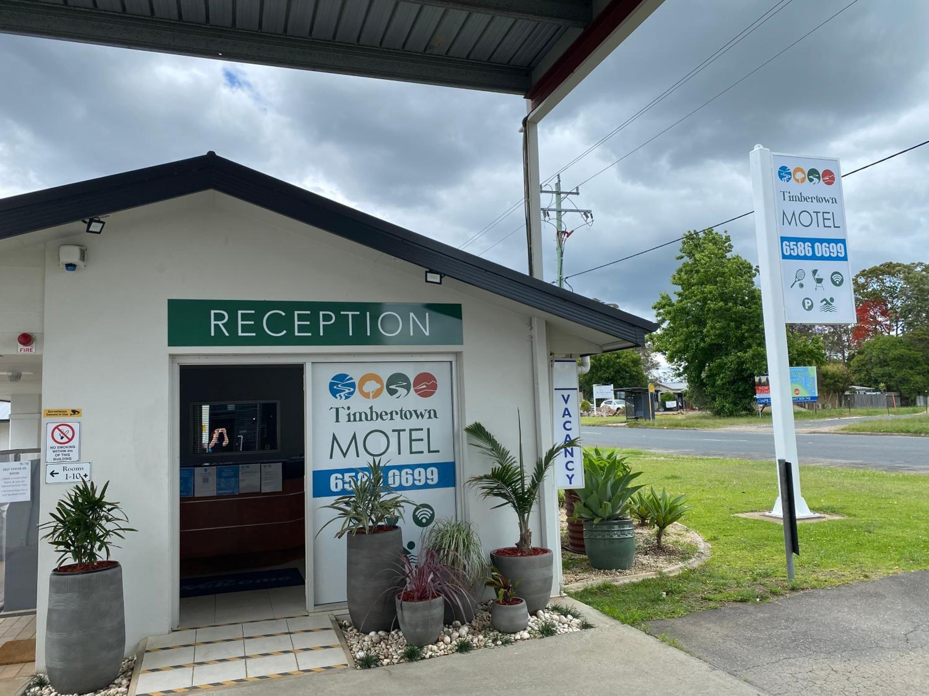 L’accueil d’un motel avec un panneau indiquant qu’il y a des chambres disponibles.