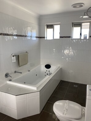 Luxury Room, Non Smoking, Balcony (Spa Suite) | Bathroom | Hair dryer, towels, soap, shampoo - Timbertown Motel (Wauchope)