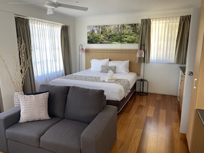 Blackout curtains, iron/ironing board, free WiFi, bed sheets - Timbertown Motel (Wauchope)