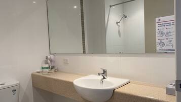 Executive Room, Non Smoking (Executive Queen) | Bathroom | Hair dryer, towels, soap, shampoo