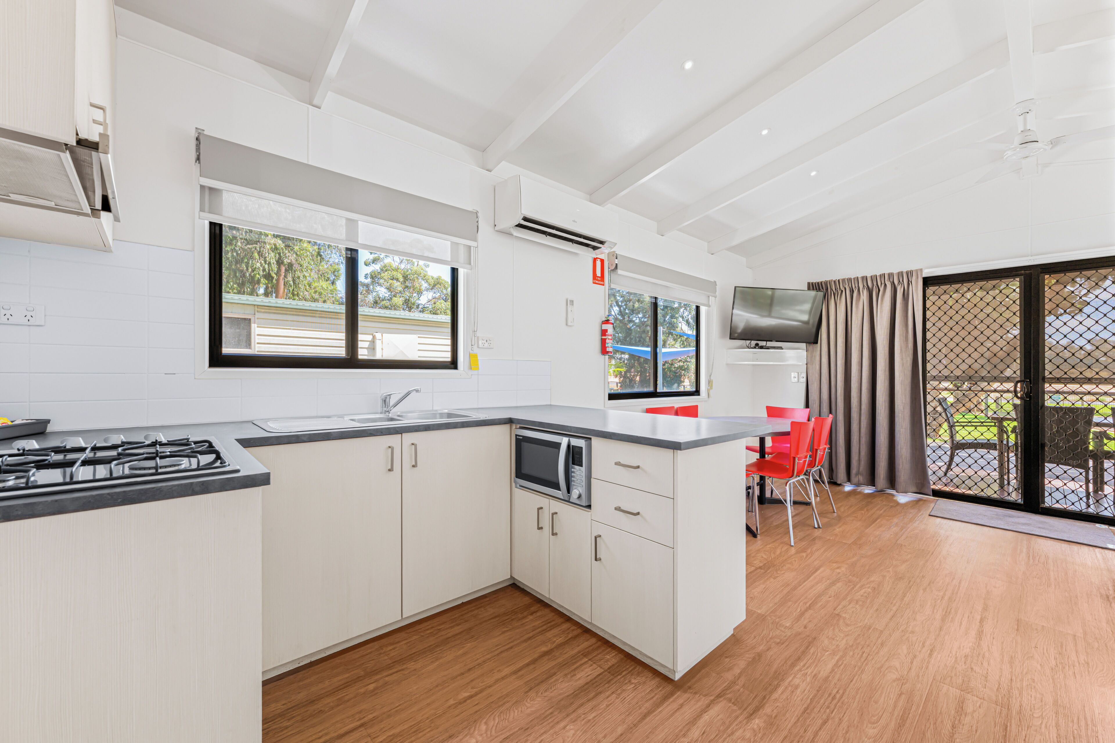 Executive Poolside | Private kitchen | Fridge, microwave, oven, stovetop