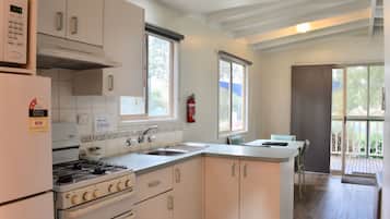 Deluxe Poolside Cabin | Private kitchen | Fridge, microwave, oven, stovetop