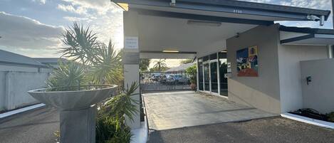Entrada de un edificio con un letrero que indica 'SOLO PARA HUÉSPEDES'.