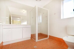 Regadera, amenidades de baño de diseñador, secadora de cabello, toallas 