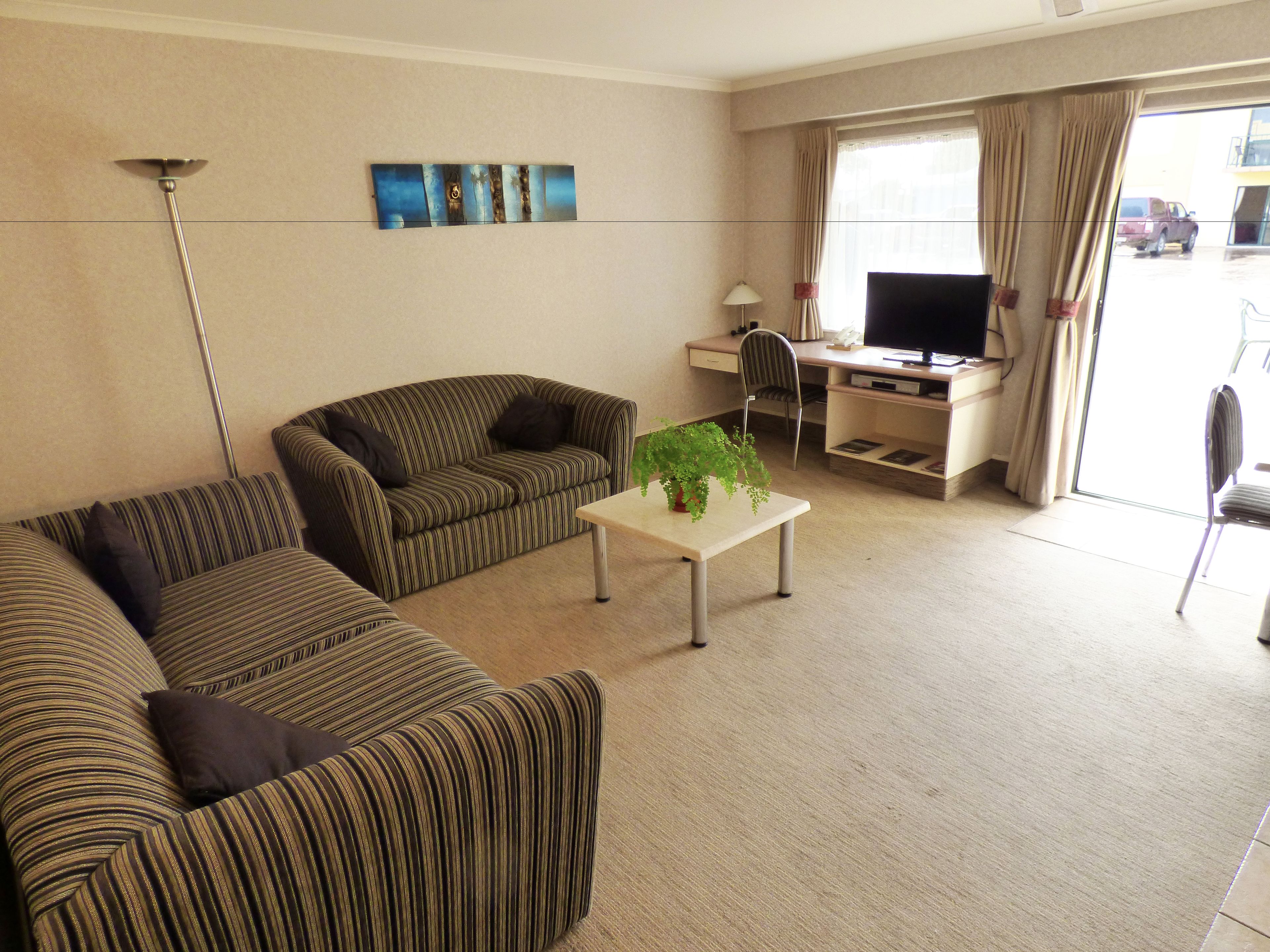 Flatskjerm-TV og DVD-spiller