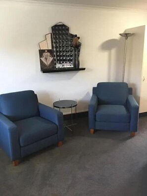 Standard Studio, Kitchenette (Studio Spa) | Living area | Flat-screen TV, DVD player - Deco City Motor Lodge (Napier)
