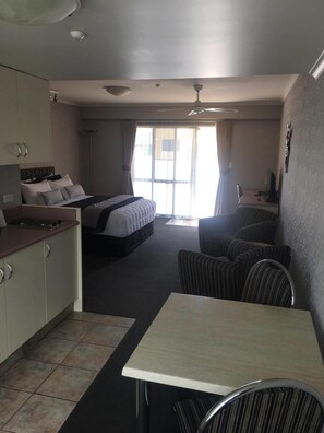 Standard Studio, Kitchenette (Studio Spa) | In-room safe, soundproofing, iron/ironing board, free WiFi - Deco City Motor Lodge (Napier)
