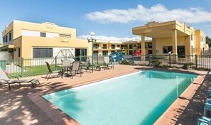 Outdoor pool - Deco City Motor Lodge (Napier)