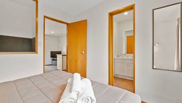 Standard Suite, 1 Bedroom, Kitchen (Unit - Sleeps 3) | Iron/ironing board, free WiFi, bed sheets