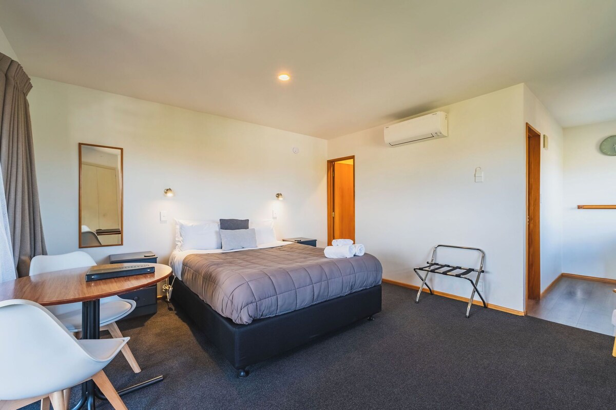 Iron/ironing board, WiFi (free), bed sheets